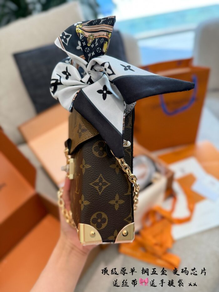 Louis Vuitton Retiro Monogram Canvas Handbag With Yellow Leather Trim - Image 2