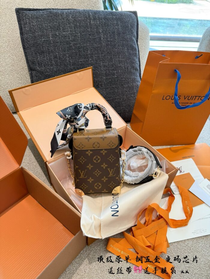Louis Vuitton Retiro Monogram Canvas Handbag With Yellow Leather Trim - Image 6