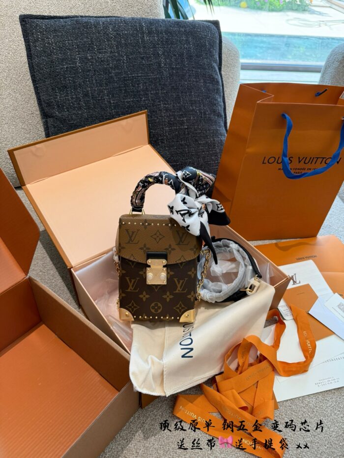 Louis Vuitton Retiro Monogram Canvas Handbag With Yellow Leather Trim - Image 7