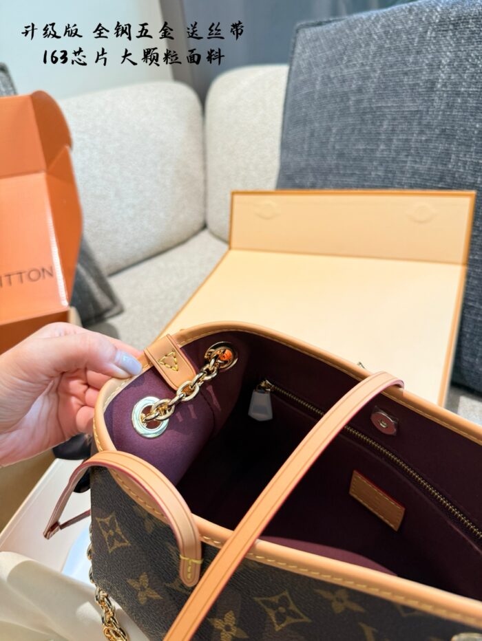 Louis Vuitton Carryall Bb Upgrade Edition Gold Chain Design Charming Style - Image 9