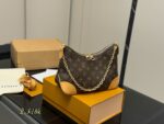 Louis Vuitton Vintage Horn Bag Vintage Classic Shoulder Bag With Shoulder Strap And Chain Versatile For Both Shoulder And Crossbody Carry
