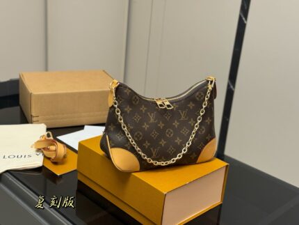 Louis Vuitton Vintage Horn Bag Vintage Classic Shoulder Bag With Shoulder Strap And Chain Versatile For Both Shoulder And Crossbody Carry