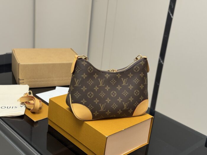 Louis Vuitton Vintage Horn Bag Vintage Classic Shoulder Bag With Shoulder Strap And Chain Versatile For Both Shoulder And Crossbody Carry - Image 8