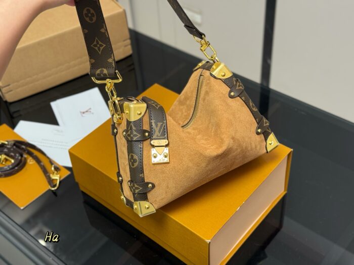Louis Vuitton Eileen Gu Runway Mini Soft Case Ultra-Trendy Must-Have Bag - Image 2