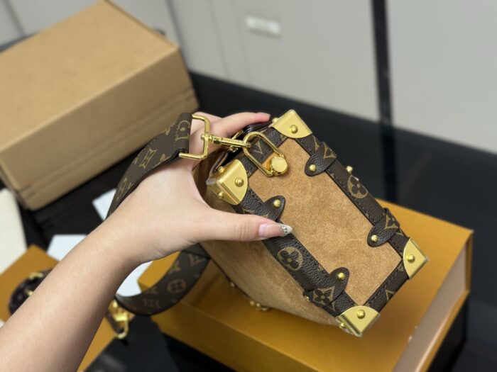 Louis Vuitton Eileen Gu Runway Mini Soft Case Ultra-Trendy Must-Have Bag - Image 6