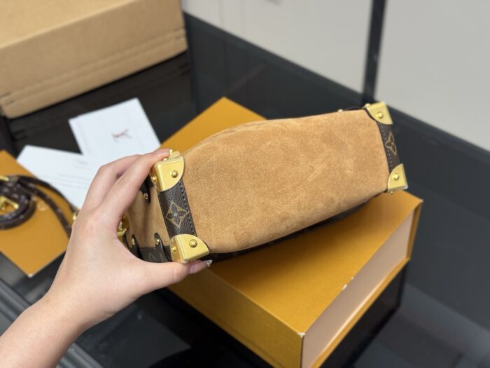Louis Vuitton Eileen Gu Runway Mini Soft Case Ultra-Trendy Must-Have Bag - Image 8