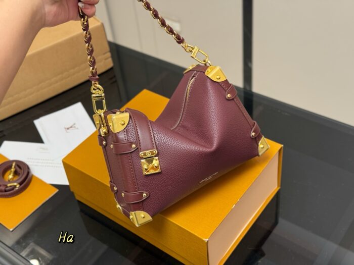 Louis Vuitton Eileen Gu Runway Mini Soft Case S New Stylish Bag - Image 2