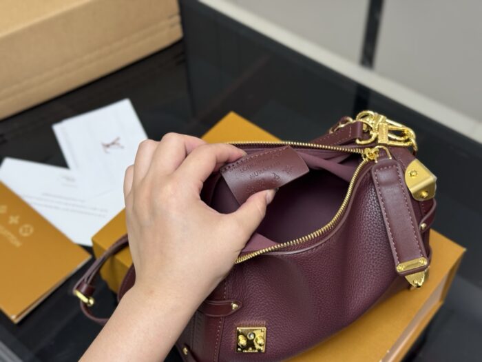 Louis Vuitton Eileen Gu Runway Mini Soft Case S New Stylish Bag - Image 4