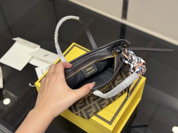 Fendi Shopping Basket Minimalist, Elegant And Lightweight Scarf Edition - Image 4