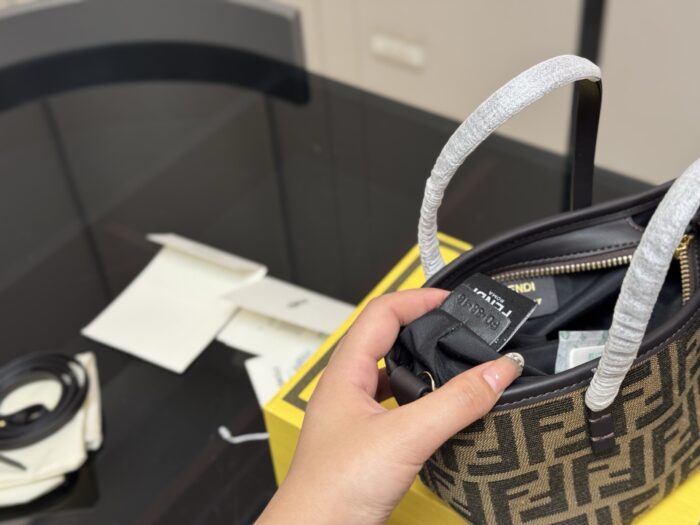 Fendi Shopping Basket Minimalist, Elegant And Lightweight Scarf Edition - Image 5