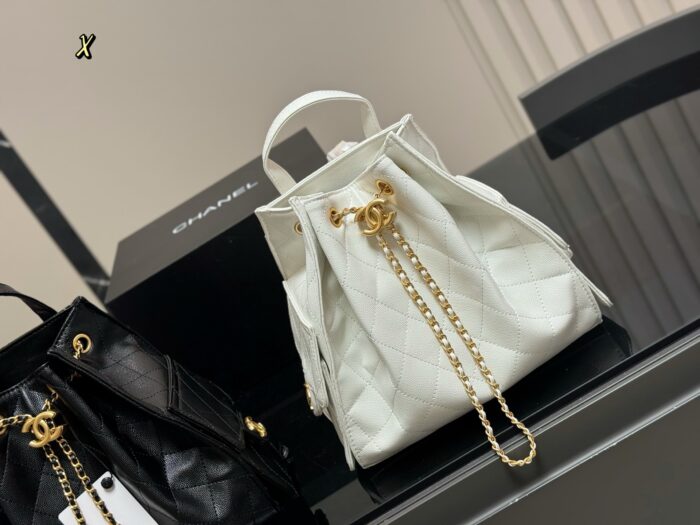 Chanel 25B Bag Backpack: Versatile Styling For Charming Sophistication In Black And Gold - Image 5