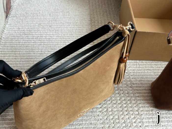 Coach'S New Laurel Wander Bag Features Dual Straps For Versatile Styling And An Internal Zipped Side Pocket. - Image 2