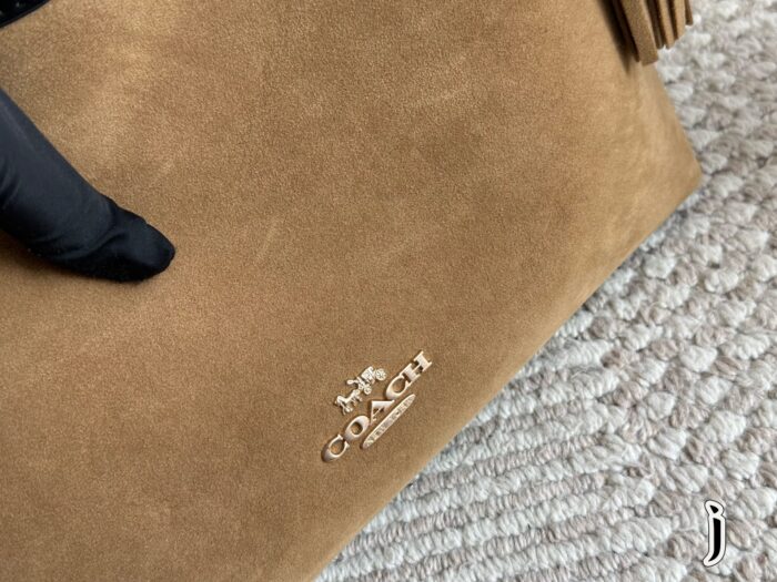 Coach'S New Laurel Wander Bag Features Dual Straps For Versatile Styling And An Internal Zipped Side Pocket. - Image 3