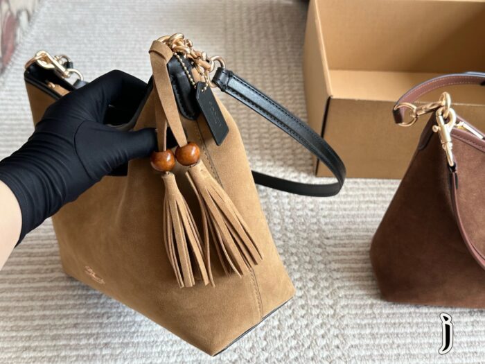 Coach'S New Laurel Wander Bag Features Dual Straps For Versatile Styling And An Internal Zipped Side Pocket. - Image 4