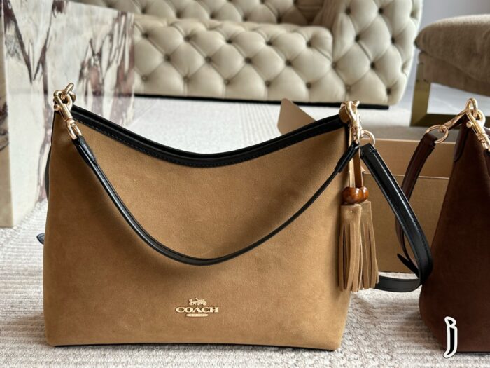 Coach'S New Laurel Wander Bag Features Dual Straps For Versatile Styling And An Internal Zipped Side Pocket. - Image 6