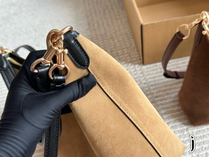 Coach'S New Laurel Wander Bag Features Dual Straps For Versatile Styling And An Internal Zipped Side Pocket. - Image 8