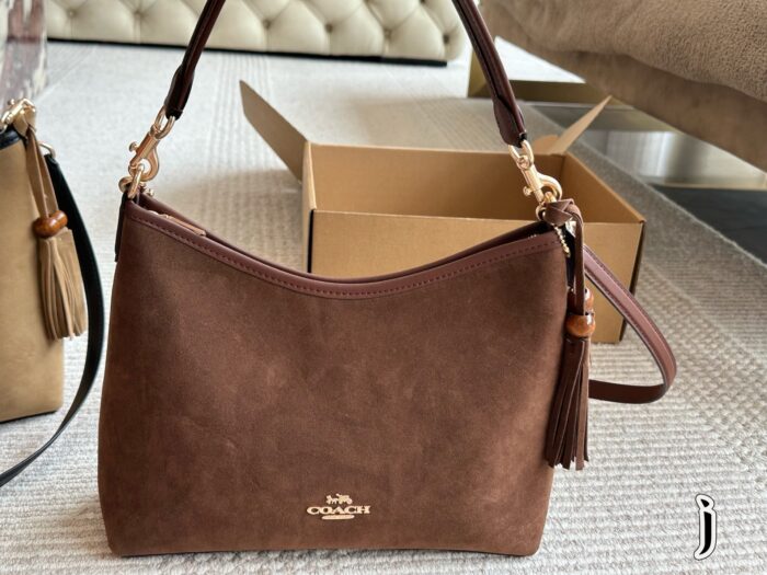 Coach'S New Laurel Wander Bag Features Dual Straps For Versatile Styling And An Internal Zipped Side Pocket. - Image 10