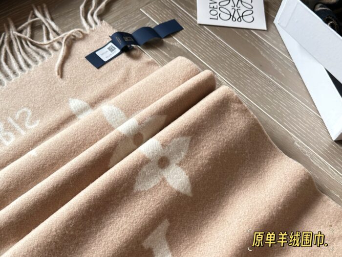 Louis Vuitton 100% Cashmere Scarf Classic Pattern Comfortable And Versatile - Image 2