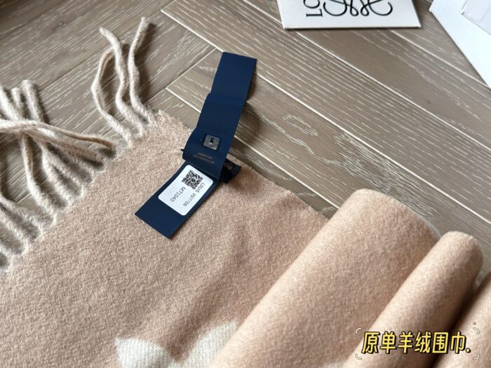 Louis Vuitton 100% Cashmere Scarf Classic Pattern Comfortable And Versatile - Image 3
