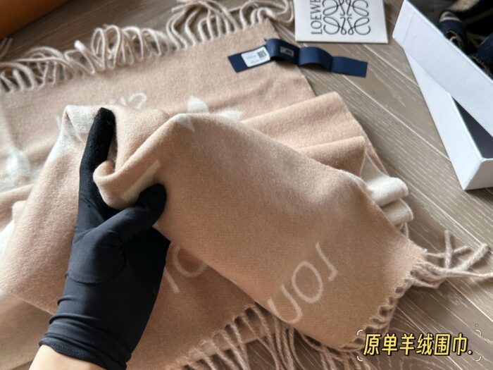 Louis Vuitton 100% Cashmere Scarf Classic Pattern Comfortable And Versatile - Image 5