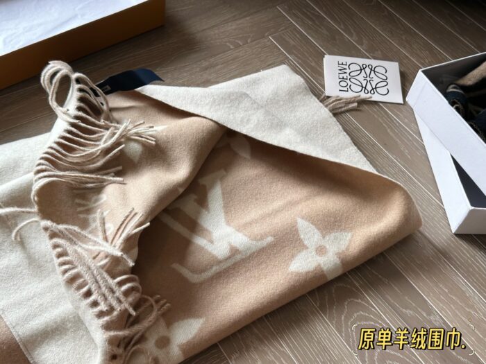 Louis Vuitton 100% Cashmere Scarf Classic Pattern Comfortable And Versatile - Image 6