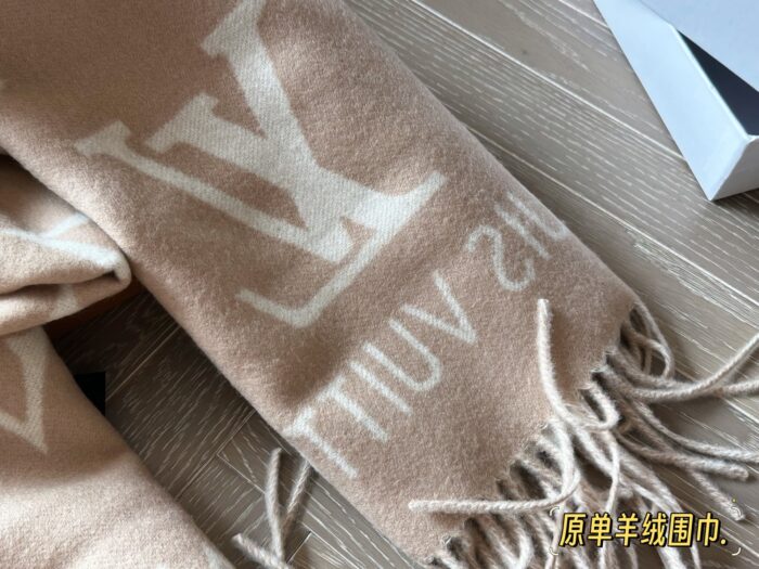 Louis Vuitton 100% Cashmere Scarf Classic Pattern Comfortable And Versatile - Image 7
