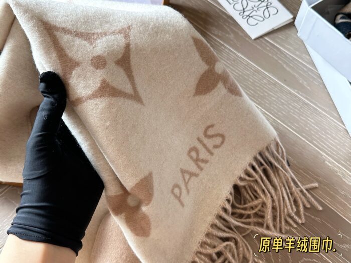 Louis Vuitton 100% Cashmere Scarf Classic Pattern Comfortable And Versatile - Image 8