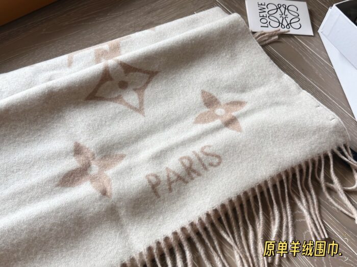 Louis Vuitton 100% Cashmere Scarf Classic Pattern Comfortable And Versatile - Image 9
