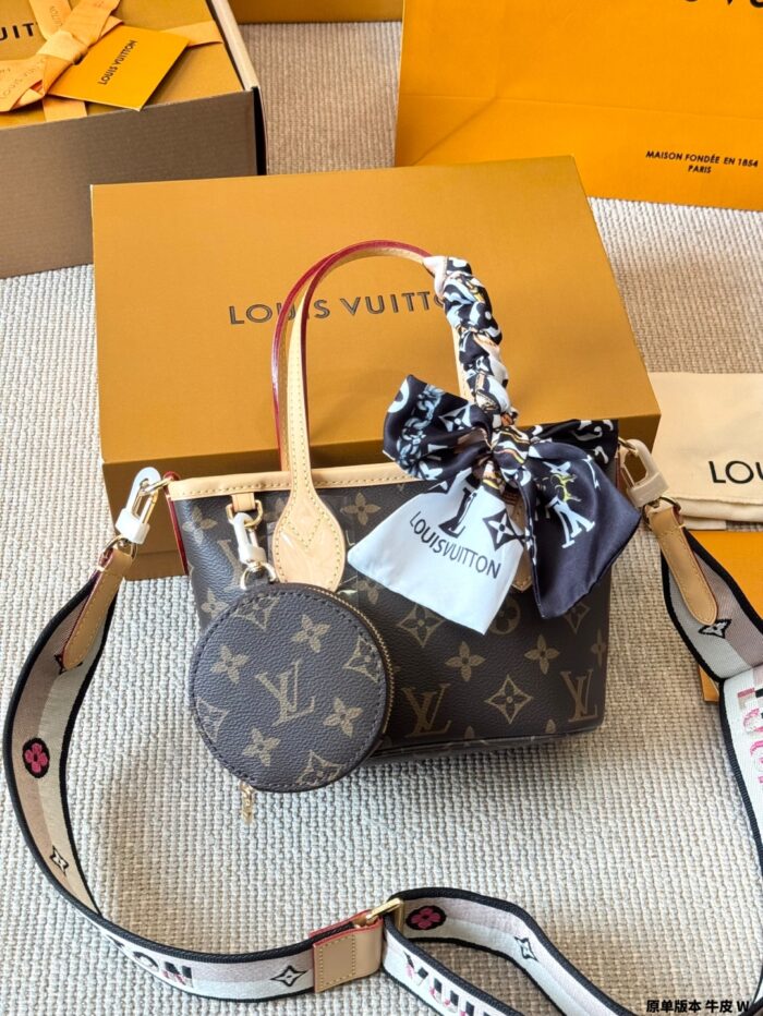 Louis Vuitton Neverfull Bb Mini Edition Coin Purse Charm + Wide Shoulder Strap Exquisite And Playful Handbag - Image 4