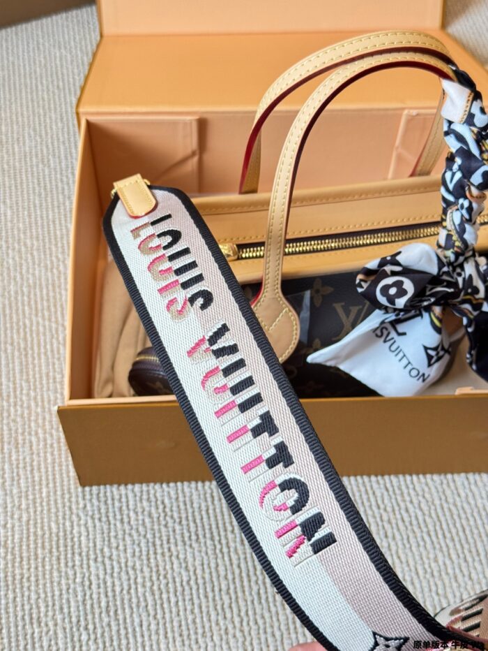 Louis Vuitton Neverfull Bb Mini Edition Coin Purse Charm + Wide Shoulder Strap Exquisite And Playful Handbag - Image 8