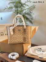 Coach 2024 Autumn/Winter Mollie Mini Tote Classic Silhouette, Supremely Practical For Commuting, Gatherings, And Everyday Outings - Image 2