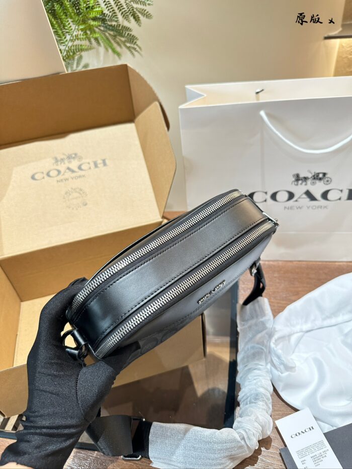 Coach Graham Double-Zip Camera Bag - Vintage Logo Stripe Colour-Block Design. Can Be Worn Crossbody Or As A Waist Bag. - Image 3