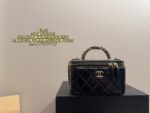 Chanel Handle Box Makeup Case Silky-Smooth Texture Mirrored Interior Exquisite And Versatile