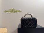 Chanel Handle Box Makeup Case Silky-Smooth Texture Mirrored Interior Exquisite And Versatile - Image 3