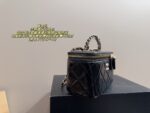 Chanel Handle Box Makeup Case Silky-Smooth Texture Mirrored Interior Exquisite And Versatile - Image 4