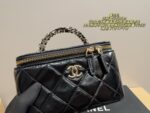 Chanel Handle Box Makeup Case Silky-Smooth Texture Mirrored Interior Exquisite And Versatile - Image 6