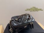 Chanel Handle Box Makeup Case Silky-Smooth Texture Mirrored Interior Exquisite And Versatile - Image 9