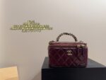 Chanel Handle Box Makeup Case Silky-Smooth Texture Mirrored Interior Exquisite And Versatile - Image 14