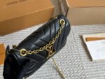 Louis Vuitton Wave Chain Bag Sheepskin Slim, Adorable Dumpling-Shaped Silhouette Custom Hardware Shoulder/Underarm Carry - Image 3
