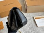 Louis Vuitton Wave Chain Bag Sheepskin Slim, Adorable Dumpling-Shaped Silhouette Custom Hardware Shoulder/Underarm Carry - Image 4