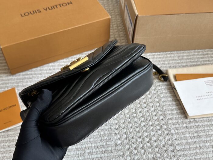 Louis Vuitton Wave Chain Bag Sheepskin Slim, Adorable Dumpling-Shaped Silhouette Custom Hardware Shoulder/Underarm Carry - Image 5