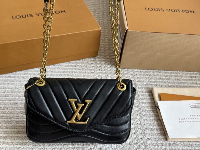 Louis Vuitton Wave Chain Bag Sheepskin Slim, Adorable Dumpling-Shaped Silhouette Custom Hardware Shoulder/Underarm Carry - Image 7
