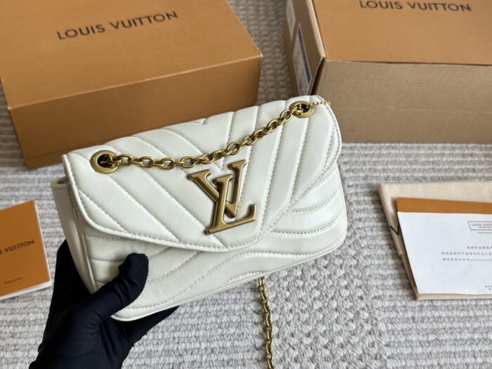 Louis Vuitton Wave Chain Bag Sheepskin Slim, Adorable Dumpling-Shaped Silhouette Custom Hardware Shoulder/Underarm Carry - Image 11