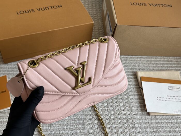 Louis Vuitton Wave Chain Bag Sheepskin Slim, Adorable Dumpling-Shaped Silhouette Custom Hardware Shoulder/Underarm Carry - Image 12