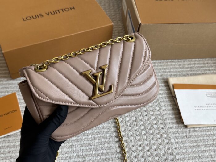Louis Vuitton Wave Chain Bag Sheepskin Slim, Adorable Dumpling-Shaped Silhouette Custom Hardware Shoulder/Underarm Carry - Image 13