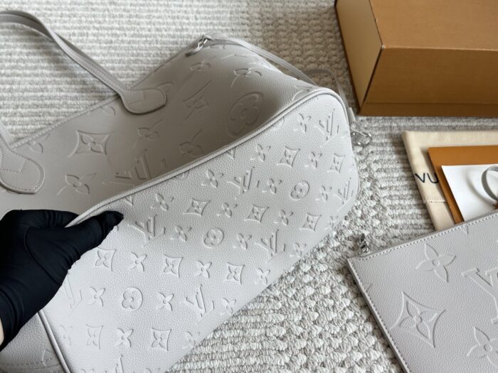 Louis Vuitton Neverfull Tote Generous Capacity With Detachable Mini Bag Striped Lining - Image 6