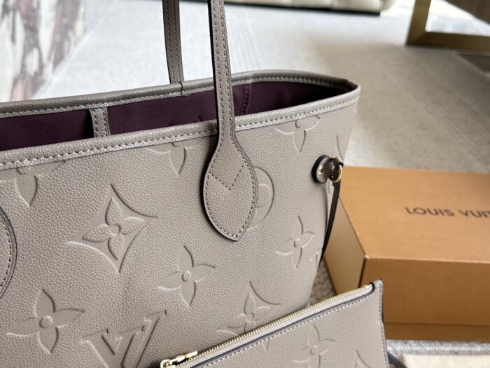 Louis Vuitton Neverfull Tote Extra-Large Capacity Detachable Zippered Clutch Striped Lining - Image 3