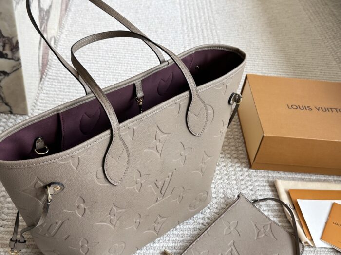 Louis Vuitton Neverfull Tote Extra-Large Capacity Detachable Zippered Clutch Striped Lining - Image 4