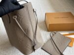 Louis Vuitton Neverfull Tote Extra-Large Capacity Detachable Zippered Clutch Striped Lining - Image 6