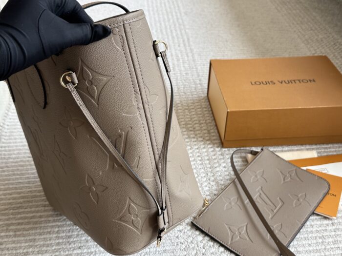 Louis Vuitton Neverfull Tote Extra-Large Capacity Detachable Zippered Clutch Striped Lining - Image 6